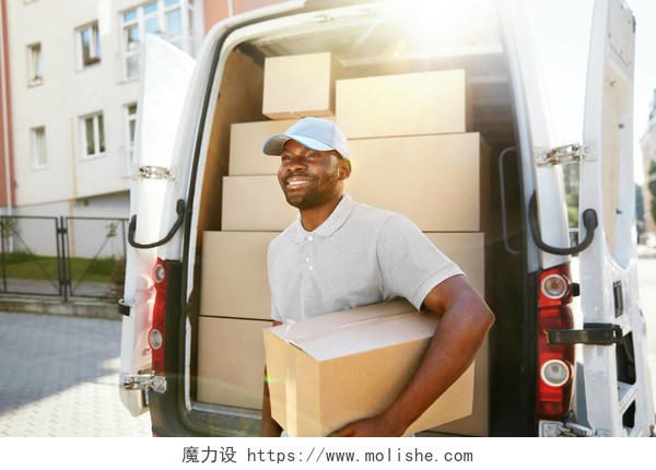 快递送货服务黑色男子的肖像提供包装附近的汽车与箱子在户外货物物流人员